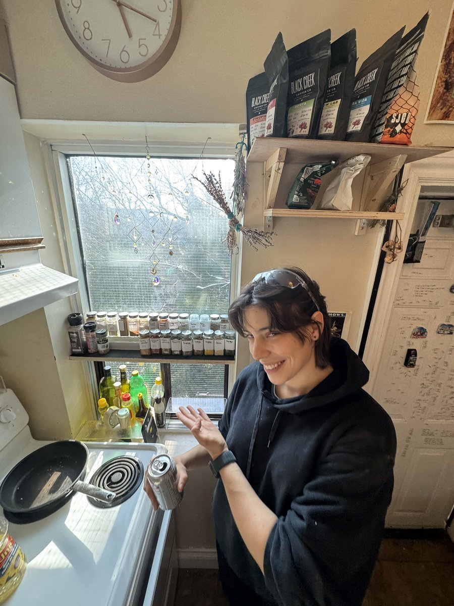 DeshBrain's tweet photo. Just me and the shelves I made https://t.co/TCDMsFxIuK