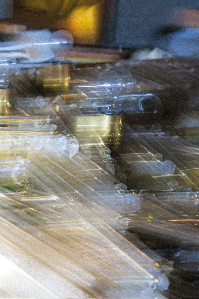 落ちたシャンデリアもゆらりきらめく