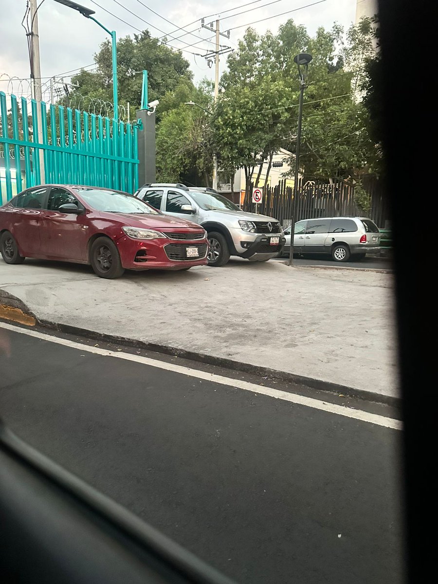 Bailecito's tweet photo. Oigan @SSC_CDMX podrías enviar una grúa para estos automóviles que están estacionados en un lugar prohibido sobre el camellón enfrente del hospital Gea Gonzalez. Es donde está la toma de agua. No debería de estar ningún auto estacionado ahí. :( 

Los viene viene son una plaga. https://t.co/m6k4gPpFcN