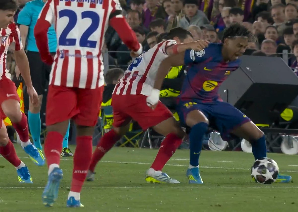 CarlosCarr93627's tweet image. Mira bienquedilla de turno. Antes de la "expulsión" de Cubarsi debería estar expulsado koke. Creo que hay que explicarte que con una expulsión cambia el rumbo del partido.Inncluso con el penal no pitado después de la expulsión. Cambia el nombre de tu cuenta porque del Barçanoeres