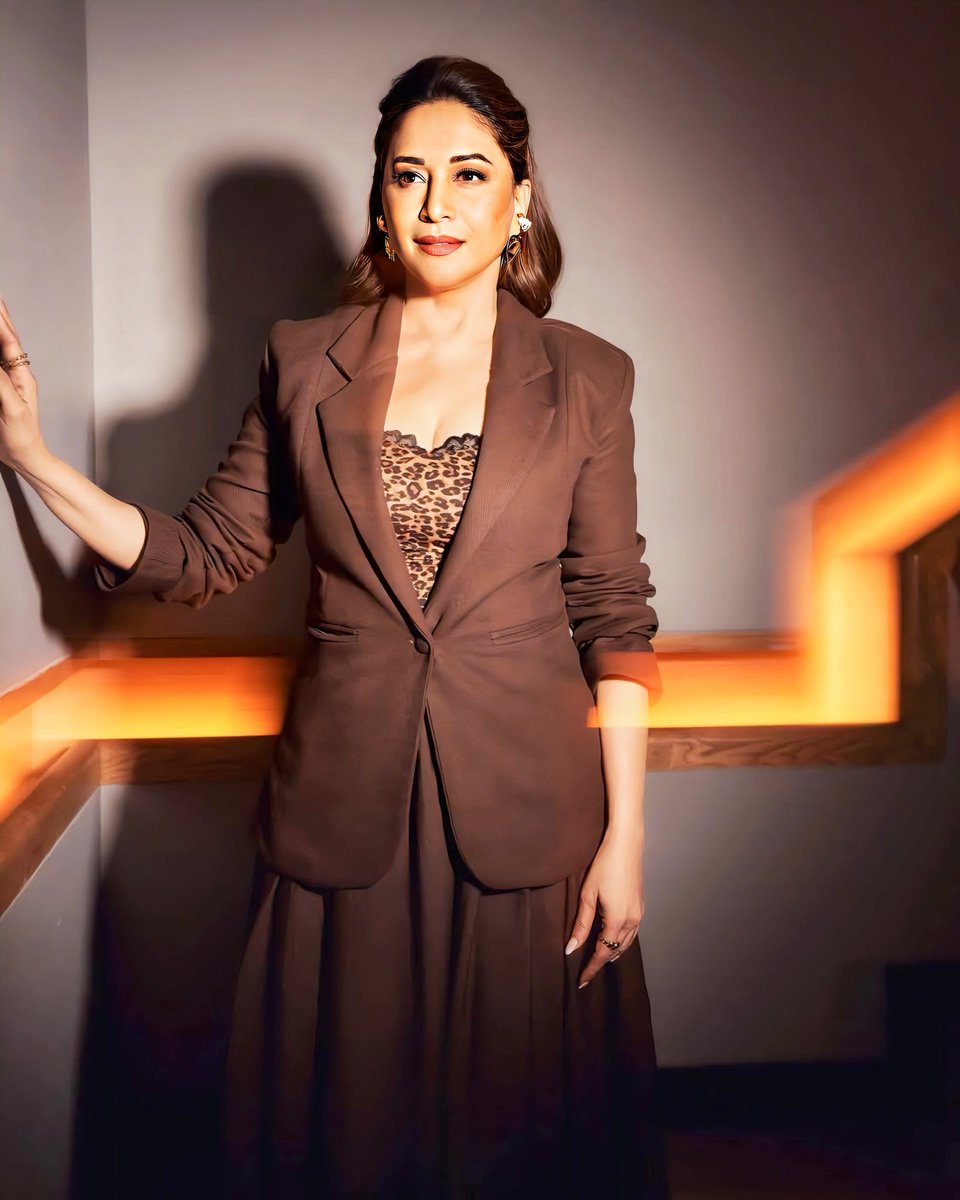 Good morning to Madhuri the queen of my heart and to all the Madhurians.