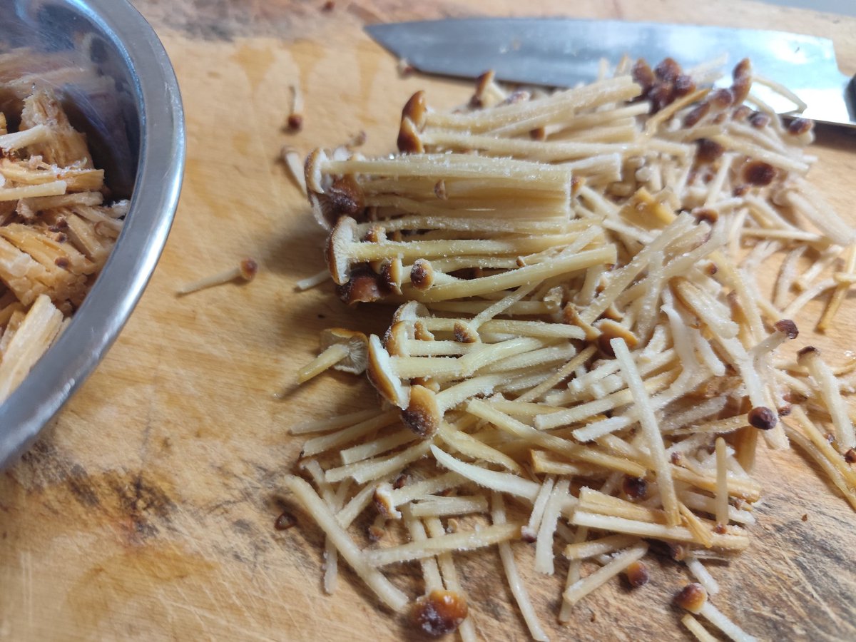 シャリシャリになったえのき茸。
旨味も増して、肌の修復を促進する機能が冷凍にすると10倍ってほんとか。

手のあかぎれよ、治っておくれ

#えのき茸　#抗酸化物質　#アンチエイジング　#冷凍えのき