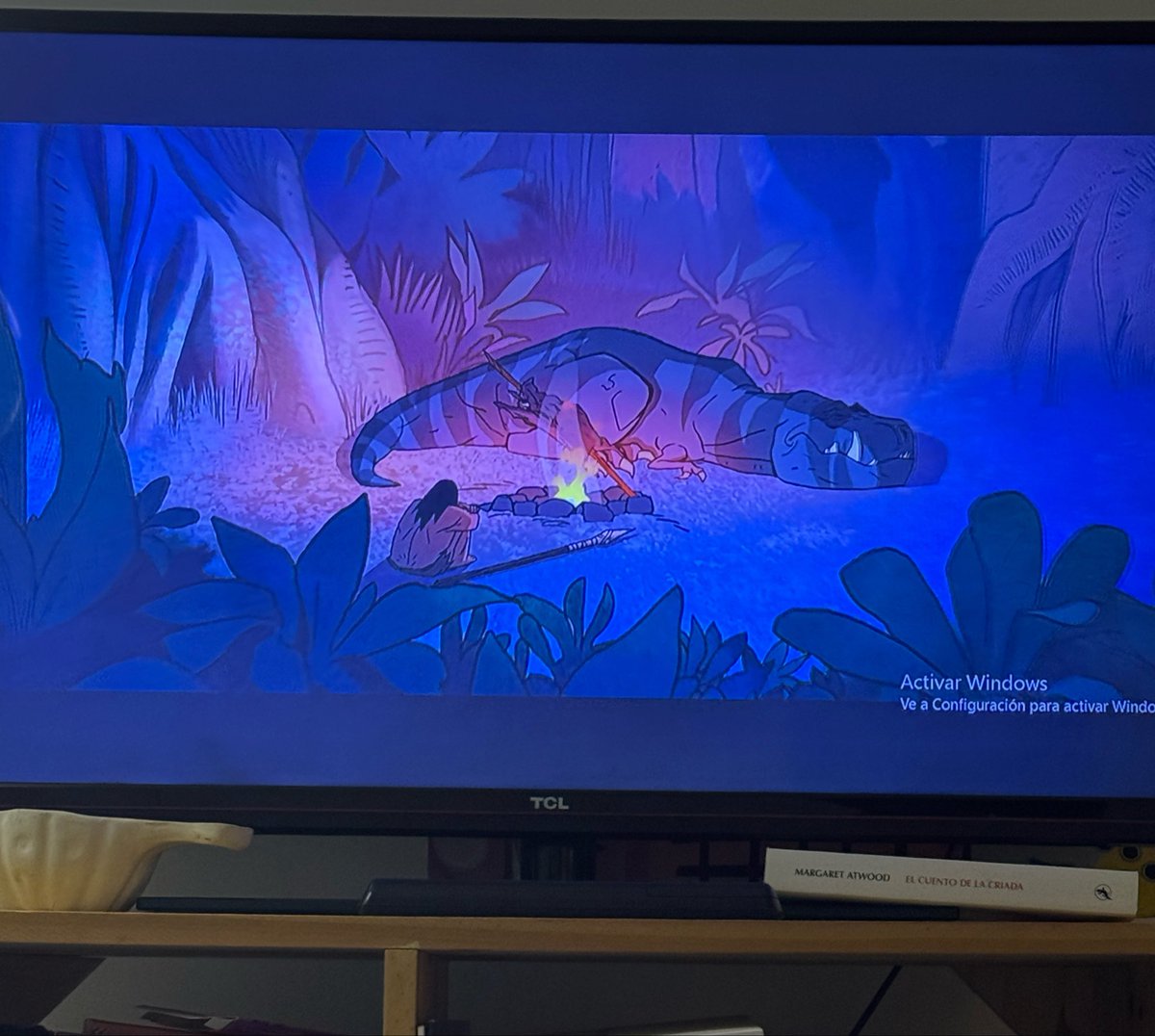 juanvelozo_'s tweet photo. estoy viendo primal, como puede ser que no haya visto esto antes?? obvio que la hizo el creador de samurai jack si es una obra maestra https://t.co/EVhMs0exic