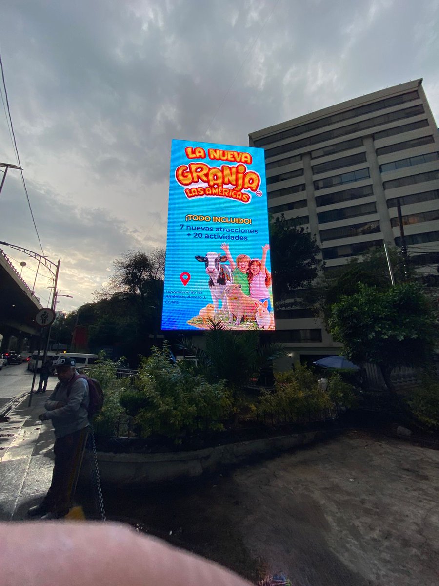 ElihuLochi's tweet photo. #Noilegal El Artículo 22 es claro: los tótems SOLO en centros comerciales 
📍 Monte Elbruz y Manuel Ávila Camacho (Periférico)
Este está en vía pública. Ilegal de origen 1
@MetropolisCDMX @ClaraBrugadaM @inveacdmx @GranjaMex @PabloYanesRizo @JorgecNegrete #Polanco @AlcaldiaMHmx https://t.co/wftQ31SXTx