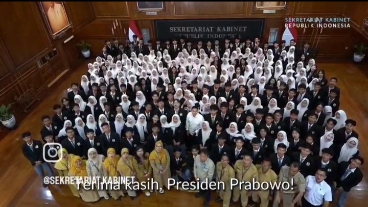 MuisMaulidi's tweet photo. Bapak Presiden  telah memberi kesempatan siswa-siswi sekolah untuk boleh mengunjungi Istana Merdeka.. upaya memupuk Nasionalisme anak bangsa.

@YandriSusanto 
@SekretariatNegaraRI 

#BPSDMKementerianDesaPDT
#TerimakasihBapakPresiden 
#IstanaMerdeka #MemupukNasionalismeAnakBangsa https://t.co/ZZKV9bVSZN
