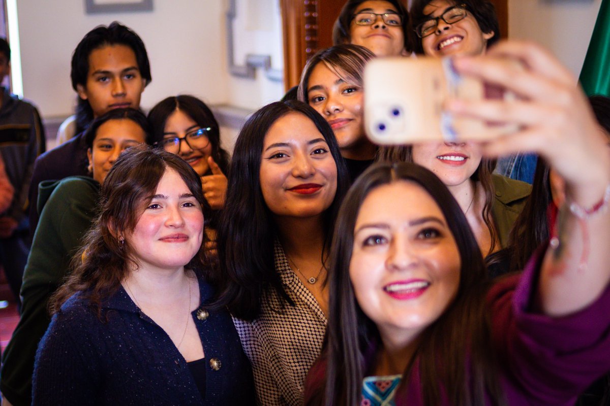 MayteRiveraV's tweet photo. 💜🏛️ En la Comisión de Igualdad Sustantiva de Género y Diversidad Sexual que presido, escuchamos el informe de actividades de la Secretaría de las Mujeres y recibimos la visita de alumnas y alumnos de la preparatoria TecMilenio. ✨📚

#RegidoraDeLaDiversidad #IgualdadSustantiva https://t.co/ZnVU51LNZS