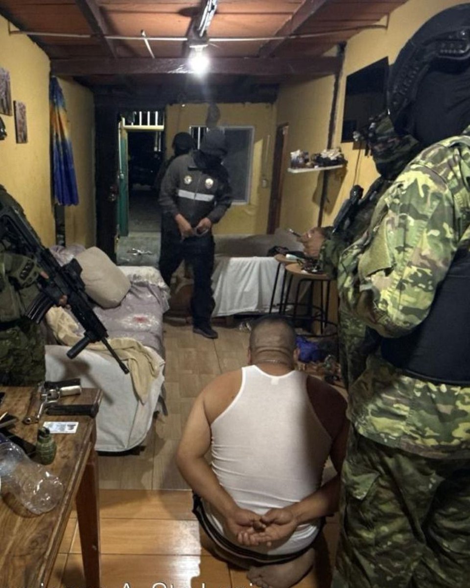 Radio Universal Guayaquil tweet media