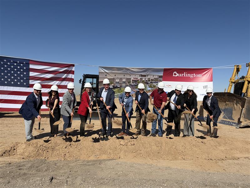azcommerce's tweet photo. Burlington broke ground on its nearly 2-million-square-foot distribution center in Buckeye, which will support thousands of new jobs once operational in 2028. @BuckeyeAZGov
https://t.co/OgE43OH5Ia https://t.co/FWBQbS1n6n