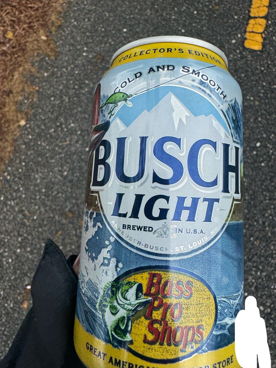 destroyjoanly's tweet photo. Found this #goldenscar on my walk #busch #basspro https://t.co/B2tpCmcwnQ