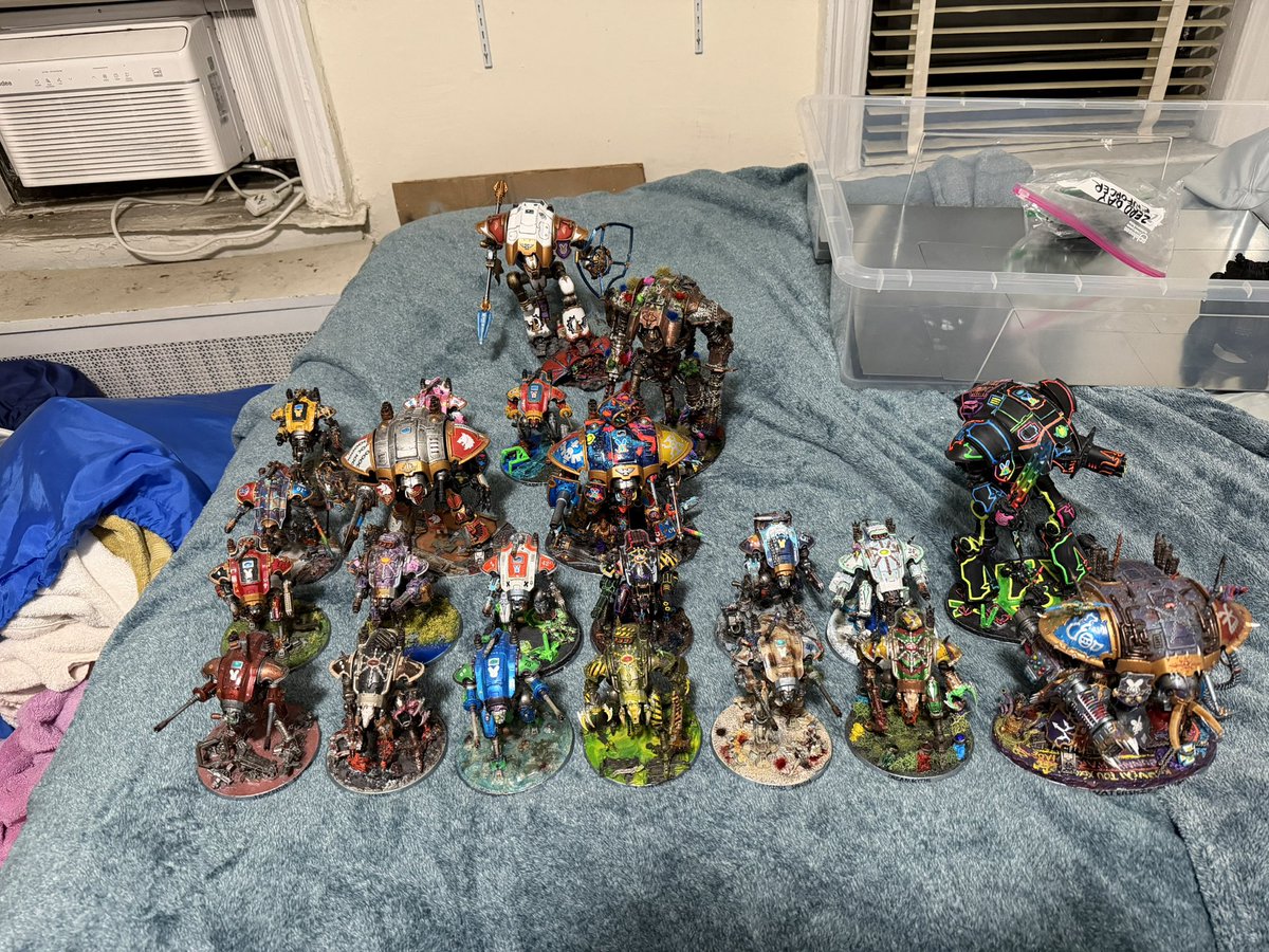 OmegaGalaxyU's tweet photo. @ichimaru_novel Yep!

I have 16 armigers/wardogs and 5 big knights fully painted! Super fun army to play! https://t.co/qprjtGykj8