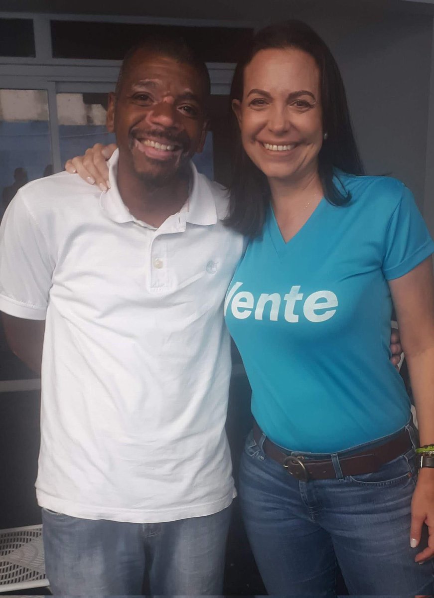 #EsNoticia Resumen: Aumento del salario YA y levante las sanciones YA. 

PIE DE FOTO: Un guarimbero que le hace eco al fascismo venezolano. 

#8Abril #AbrilDeVictorias