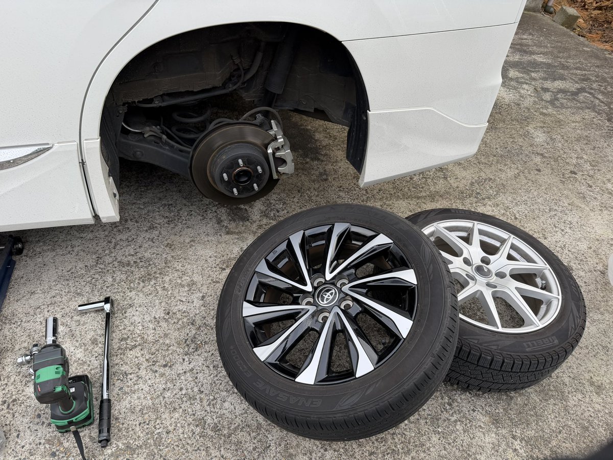 さすがにもう雪は降らないでしょう。やっとスタッドレスから交換しました。スタンド持ってこうか考えたけど、道具もあるし結局自分で。来年はオールシーズンのタイヤにしたいね。今日も良い日

おはようございます