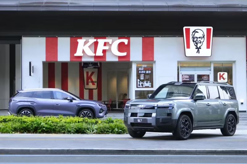 BYD and KFC China have teamed up to install flash charging piles at KFC's drive-thru locations, allowing customers to fully charge their EVs and grab a bite to eat in under 9 minutes. The only downside is there's probably no time left for a bathroom break.