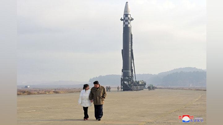 Korea Utara:

Apabila AS menjatuhkan bom nuklir ke Iran, kami akan meluncurkan rudal nuklir ke Israel dan AS.