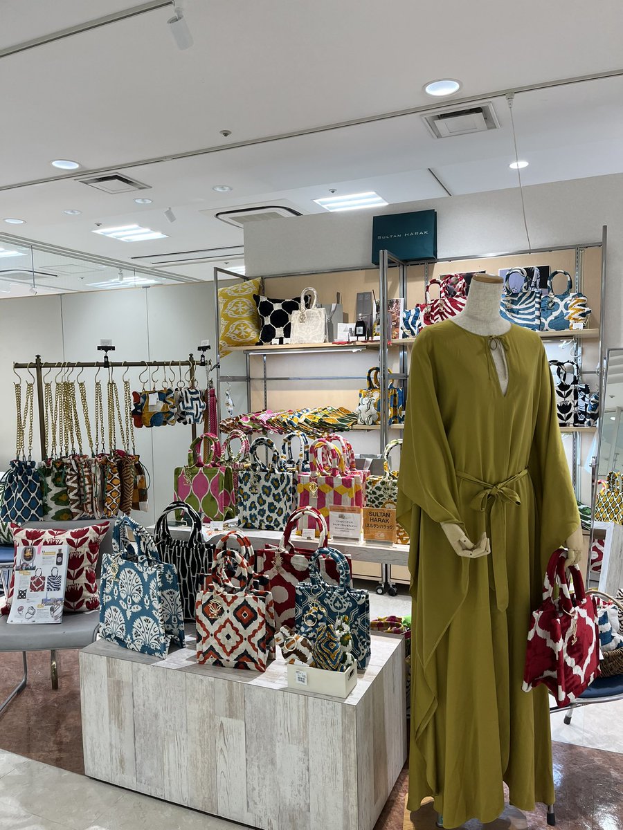 おはようございます☺️

あいにくのお天気ですが、福岡天神岩田屋定番コレクションでおまちしてまぁす✨