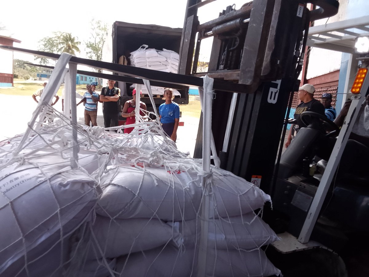 MarpessaV's tweet photo. Continúa la distribución del arroz del donativo chino en las provincias occidentales.
@MincinCuba 
#CubaNoEstáSola
#Solidaridad https://t.co/u2rKGMJ8Sj