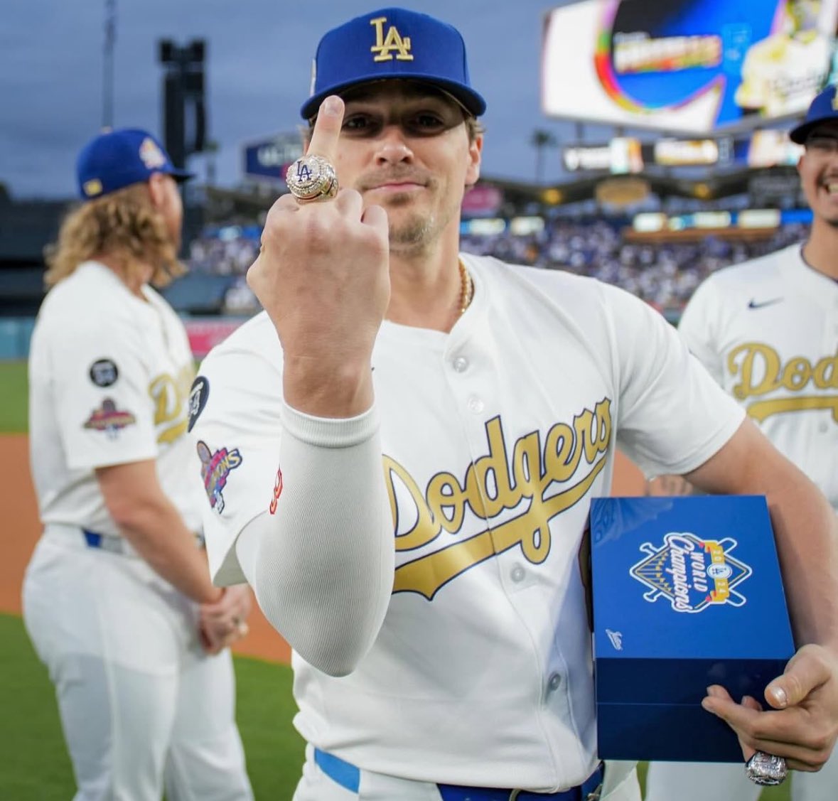 The Music 3️⃣0️⃣0️⃣0️⃣ tweet media