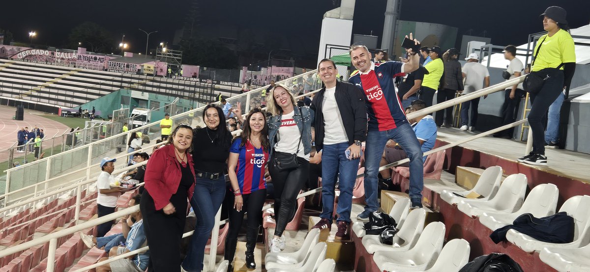 Los primeros hinchas de Cerro Porteño llegan al Miguel Grau!
🔵🔴💪🏻🇵🇾
#LaGranJugada