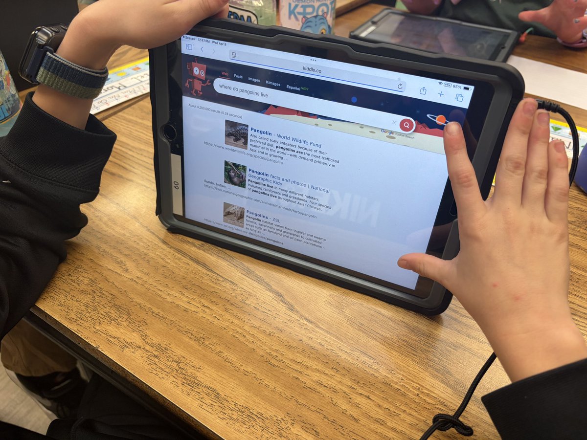 TraciPiltz's tweet image. 2nd graders in @a_westrope class are learning about safe online searching using a lesson from @CommonSenseEd &amp;amp; #kiddle. 💻 🔍 We used a @Seesaw activity to practice, then used Kiddle to search facts about our state to add to a @BookCreatorApp book! 📕 
➡️ app.seesaw.me/pages/shared_a…