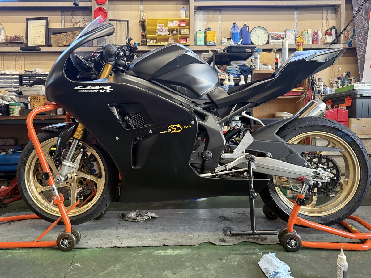 autoplazadream's tweet photo. CBR250RR RACER
GALESPEED GP1-S 装着しました！
純正ホイールの値段の高さに震えて
その値段出すならと思い切って社外品
をチョイスしました♪
軽いしやっぱりカッコいい❤️
注文ご依頼ありがとうございます😊 https://t.co/dTCXQhk1dn