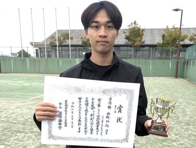 2026年3月28日、高岡スポーツコア（富山県高岡市）で開催された「第27回北信越学生ソフトテニスシングルス選手権大会・男子の部」において、電子機械工学専攻2年（当時1年）の西牧さんが見事準優勝を果たしました。

本大会には北信越地区の大学生96名が出場し、白熱した試合が繰り広げられました。