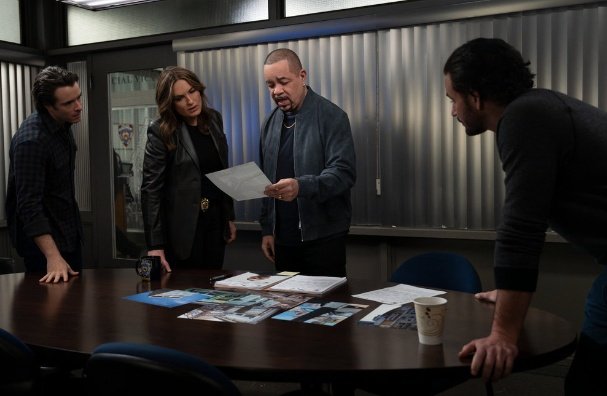 CarisiGirl80's tweet photo. #SVU Promo Pics for "Deep Under"
#RyanBuggle Noah
#OctavioPisano Velasco
#CoreyCott Griff #KevinKane Bruno
#MariskaHargitay Benson #IceT Fin https://t.co/YzWhVJAQgY