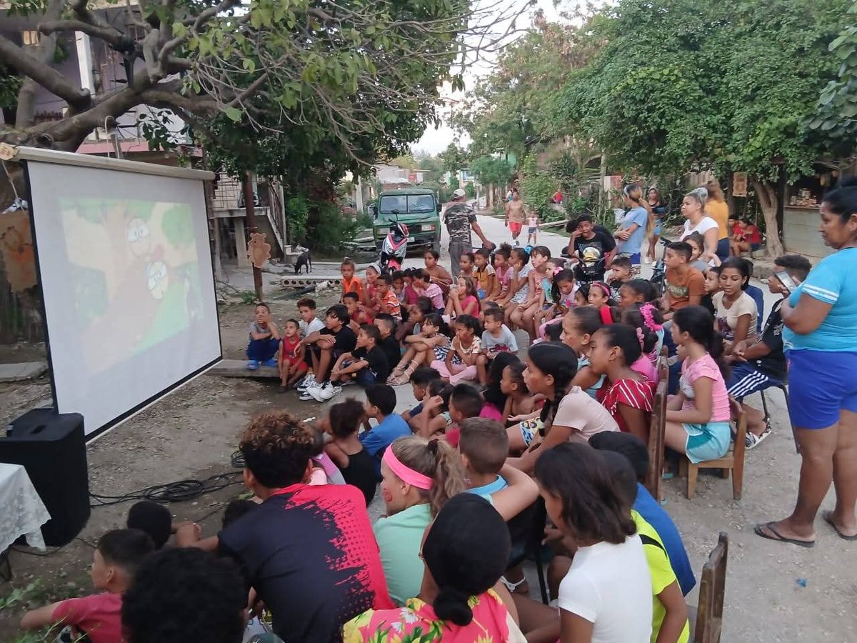 El Cine móvil en comunidades de #Bayamo.

Una opción que agradece por parte de la comunidad 

#CubaEsCultura
