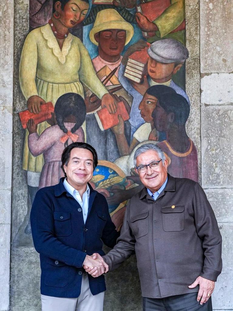 Seccion36Ofic's tweet photo. El Mtro. Alfonso Cepeda Salas, Srio. Gral. del #SNTE, se reunió con @mario_delgado, titular de la @SEP_mx, para dar seguimiento a temas laborales, prestacionales y salariales en todos los niveles educativos. Refrendaron la coordinación institucional hacia el reinicio de clases.📚 https://t.co/VVE83VmfxI