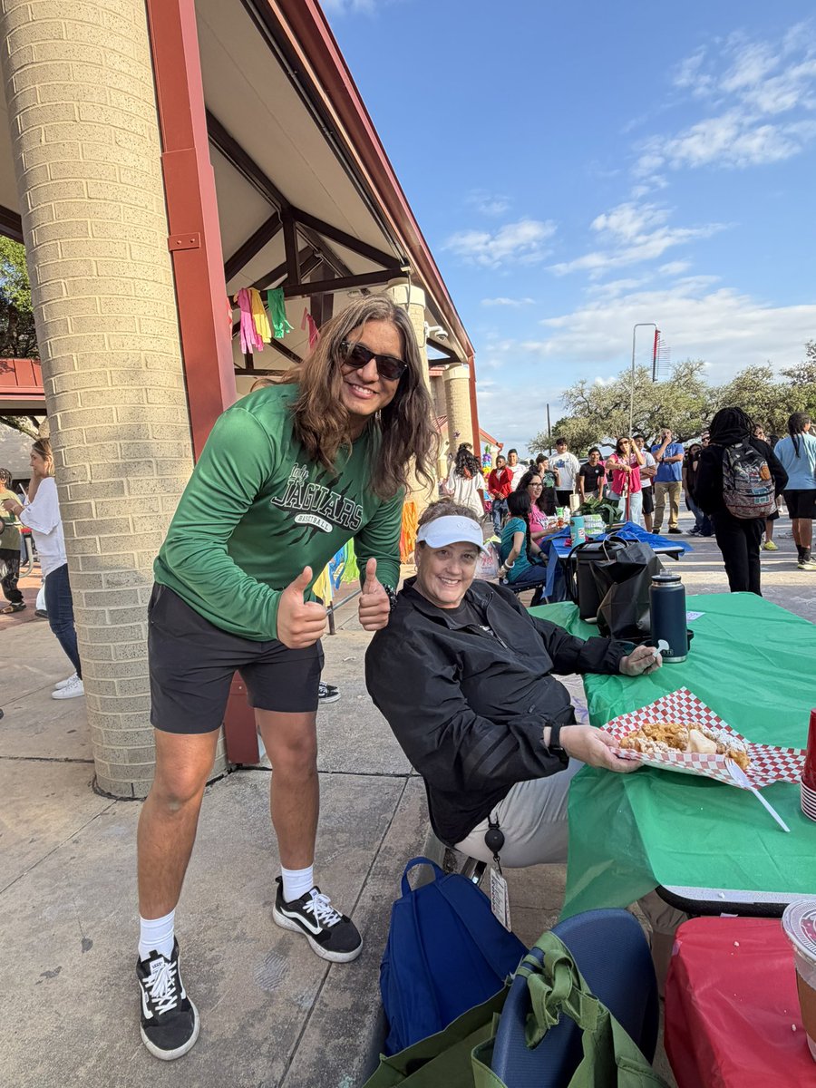 MsNavarro0's tweet photo. @JordanNISD Fiesta Fest was a success! It’s so great seeing the community come together and spend the evening as one. Great job Mrs. Zavala, Mr. Bautista, and everyone who put it together ! Ya’ll rock! https://t.co/ovHVR8dyh4