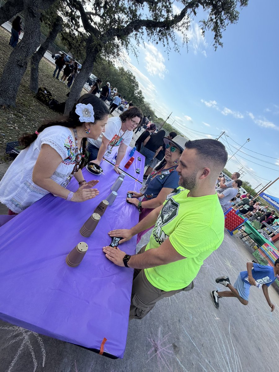MsNavarro0's tweet photo. @JordanNISD Fiesta Fest was a success! It’s so great seeing the community come together and spend the evening as one. Great job Mrs. Zavala, Mr. Bautista, and everyone who put it together ! Ya’ll rock! https://t.co/ovHVR8dyh4