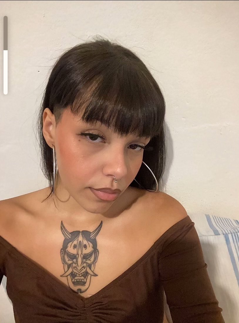 eu sou assim lindissima bela e não sou encima de ninguém pq tenho medo de leva fora