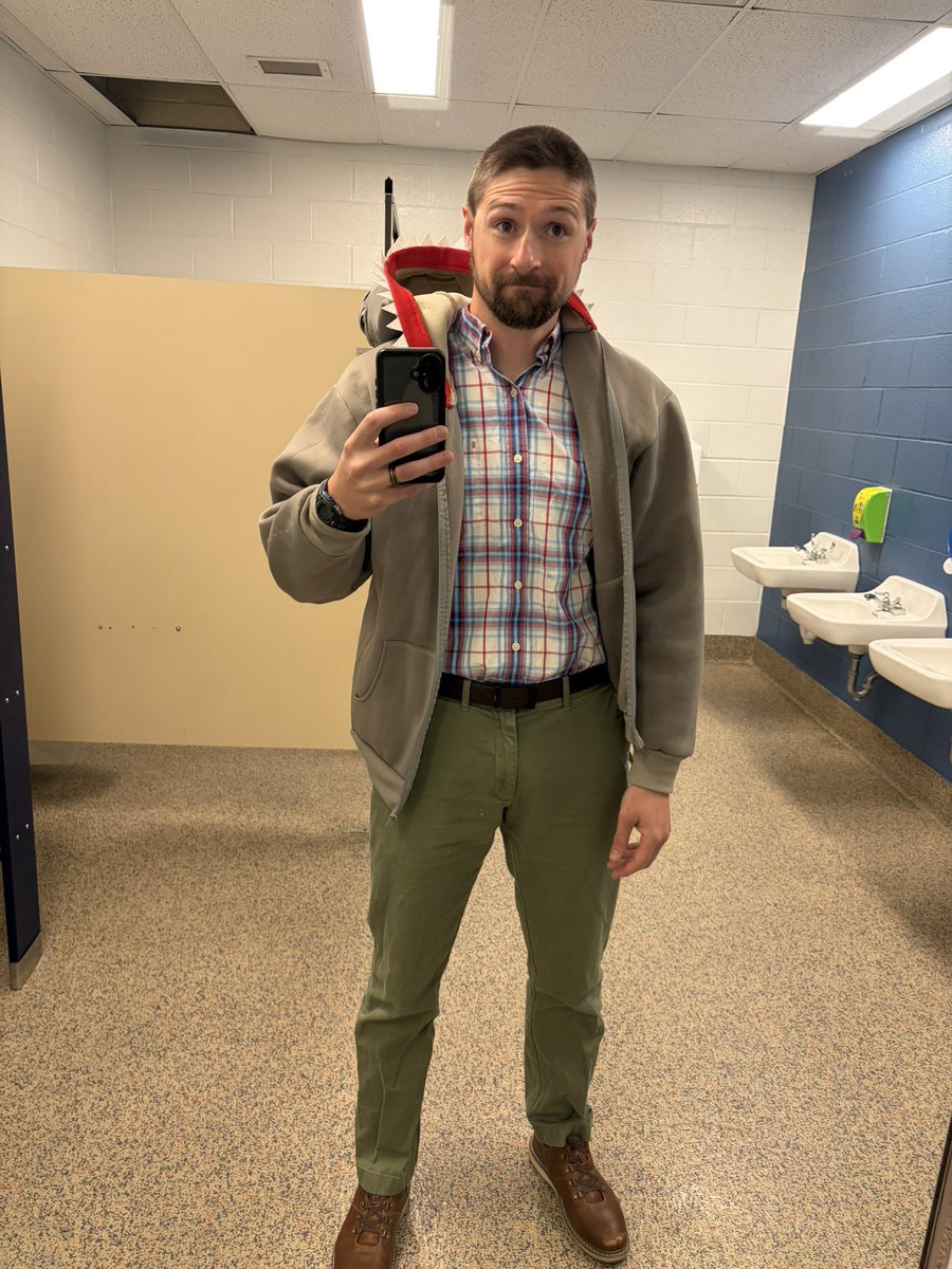 matthewkrohne's tweet photo. Our @LillianSchuElem staff is the best! Underground Spirit Week & today was hilarious #LSSharks https://t.co/D9HMqoS1PW