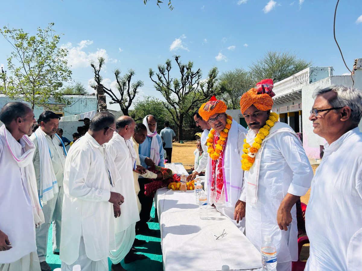 ChaterBasdaINC's tweet photo. प्रभार क्षेत्र करौली की विधानसभा टोडाभीम में कांग्रेस कार्यकर्ताओं और नेताओं के साथ बैठक कर संगठनात्मक चर्चा की ।।
इस दौरान टोडाभीम विधायक और करौली जिला अध्यक्ष घनश्याम महर जी भी उपस्थित रहे ।।
जगह जगह पर कार्यकर्ताओं द्वारा दिए गए सम्मान के लिए हार्दिक आभार । 🙏 
@INCRajasthan https://t.co/Dw8RfuaWUb