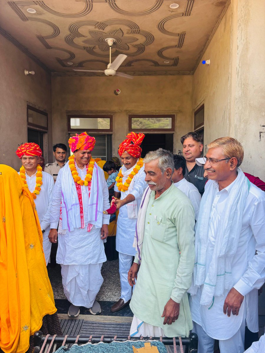 ChaterBasdaINC's tweet photo. प्रभार क्षेत्र करौली की विधानसभा टोडाभीम में कांग्रेस कार्यकर्ताओं और नेताओं के साथ बैठक कर संगठनात्मक चर्चा की ।।
इस दौरान टोडाभीम विधायक और करौली जिला अध्यक्ष घनश्याम महर जी भी उपस्थित रहे ।।
जगह जगह पर कार्यकर्ताओं द्वारा दिए गए सम्मान के लिए हार्दिक आभार । 🙏 
@INCRajasthan https://t.co/Dw8RfuaWUb