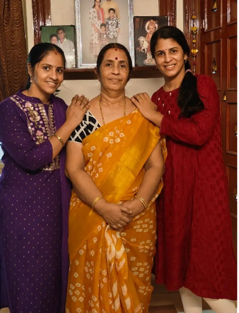 ऐसा होता है संस्कारी परिवार 
Photo mein jo yah teenon dikh rahi hai na एक-एक करके तीनों को अपनी 
रखैल बन चुका हूं मैं पर अब तक 
किसी को शक नहीं हुआ है