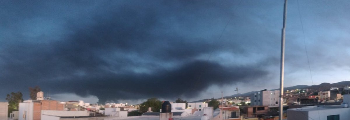 Tenemos un incendio en desarrollo en zona industrial🔥 con una gran pluma de humo y partículas contaminantes.
⚠️El viento y su cuadrante de incidencia es hacia: zona sur y poniente de la ciudad.
Tome sus precauciones 😷 
Evite actividades físicas al exterior 🏃