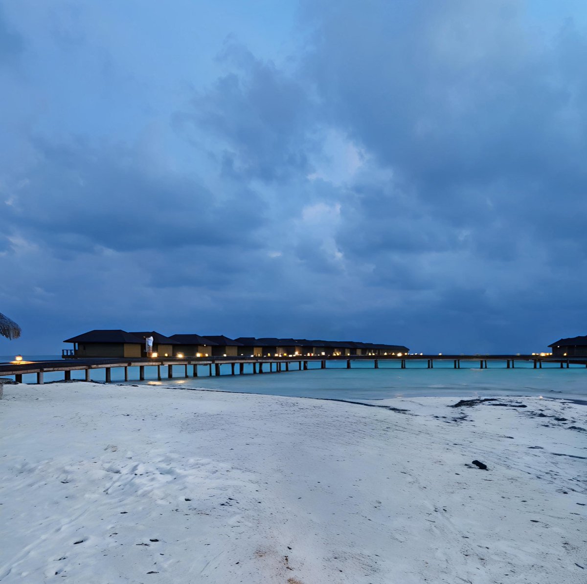 ahujasun's tweet image. Where the sky whispers to the sea, and time slows to a quiet breath…
Soft waves, distant lights, and a horizon wrapped in calm — sometimes peace looks exactly like this. 🌊✨
#Serenity 
#BeachVibes #OceanLovers #NaturePhotography #PeacefulMoments #TravelDiaries #SkyLovers
