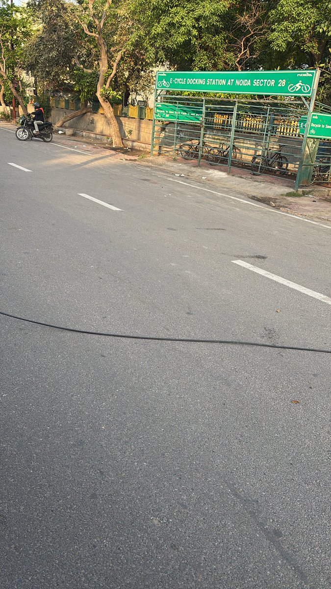 frolicky's tweet photo. @Noidatraffic @NoidaControl @noidapolice A bold wire is down on the road at sector 28 plz this may cause serious accident @dmgbnagar https://t.co/X7m5pKF5gp