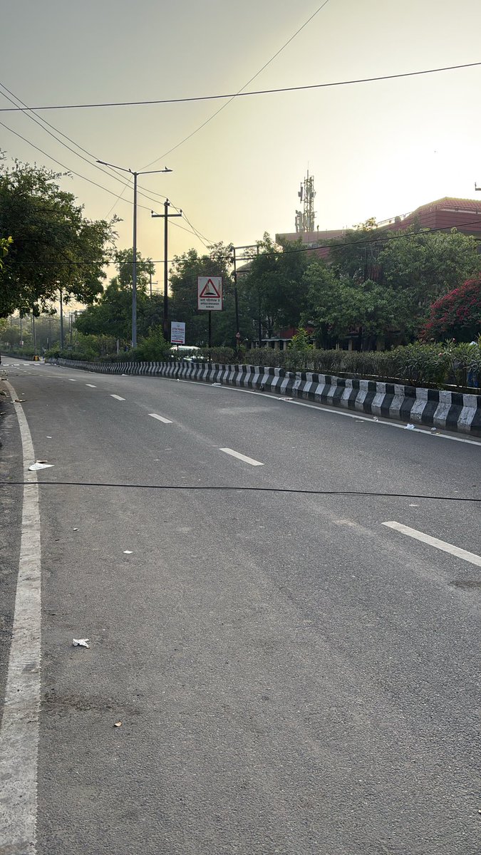 frolicky's tweet photo. @Noidatraffic @NoidaControl @noidapolice A bold wire is down on the road at sector 28 plz this may cause serious accident @dmgbnagar https://t.co/X7m5pKF5gp