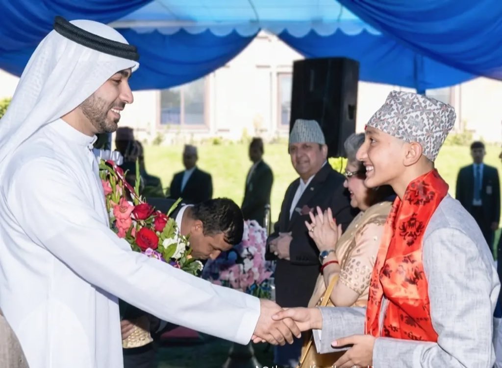 यो तस्बिर चैत २४, २०७३ (सन् २०१७ अप्रिल ६) को हो 👉 नवयुवराज हृदयन्द्र वीर विक्रम शाहको व्रतबन्ध को क्रममा नेपालका लागि कतारका तत्कालीन राजदूत अहमद जसिम मोहम्मद अली अल-हमर ले हात मिलायर शुभकामना दिँदै , त्यसदिन नेपालमा भएका सबै देशका कूटनीतिज्ञहरू उपस्थित थिय । +