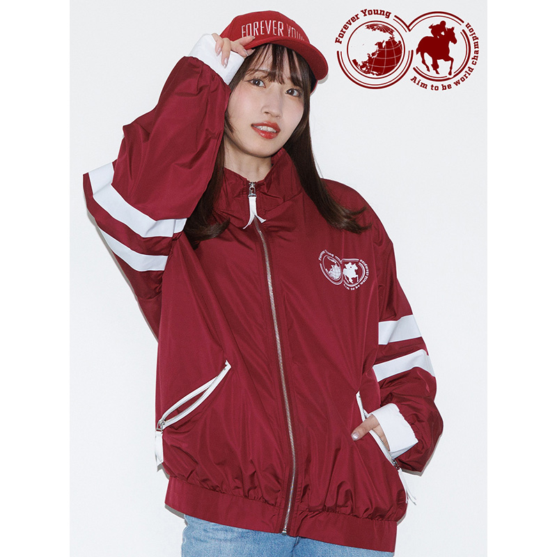 netkeibashop's tweet photo. 【新商品】
年度代表馬 フォーエバーヤング
netkeibaショップオリジナルグッズが初登場✨

ブルゾンをはじめ、世界最高峰の舞台で活躍するフォーエバーヤングをモチーフにしたアパレル＆雑貨がラインナップ🐴

今しか手に入らない注目アイテムをぜひチェック👇