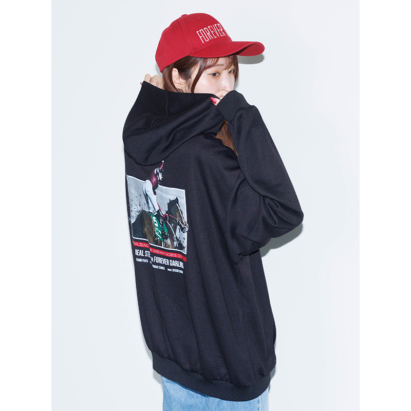 netkeibashop's tweet photo. 【新商品】
年度代表馬 フォーエバーヤング
netkeibaショップオリジナルグッズが初登場✨

ブルゾンをはじめ、世界最高峰の舞台で活躍するフォーエバーヤングをモチーフにしたアパレル＆雑貨がラインナップ🐴

今しか手に入らない注目アイテムをぜひチェック👇
