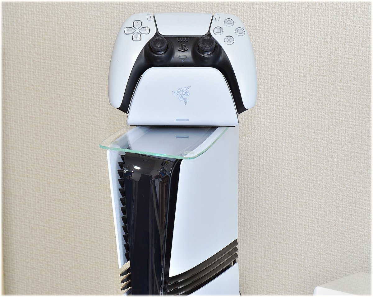 SPECIAL_PARTS_Y's tweet image. 購入して3年が経過したPS5 DualSense純正パッド用充電器「Razer Quick Charging Stand for PS5」✨
乗せるだけのお手軽充電で設置安定性も高くデザインが格好良いので気に入ってます👍
白色塗装の変色もなく正常に動作中ですが…価格が高めなので信者用アイテムに近いかも😅
#Razer #PS5