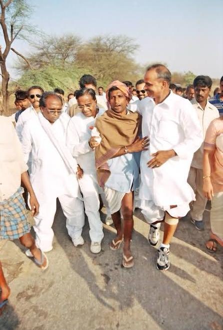 ఒక నాయ‌కుడు చేసిన పాద‌యాత్ర రాష్ట్ర చ‌రిత్ర‌ను తిర‌గ‌రాయ‌గ‌ల‌ద‌ని నిరూపించింది నాడు నాన్న చేపట్టిన పాద‌యాత్ర‌. నాకు బాగా గుర్తు ఏప్రిల్ 9, 2003లో ఎర్ర‌టి ఎండ‌లో ప్ర‌జ‌ల క‌ష్టాల్లో పాలుపంచుకునేందుకు నాన్న చేప‌ట్టిన  ఆ పాద‌యాత్ర రాష్ట్ర ప్ర‌జ‌ల హృద‌యాల్లో ధైర్యం నింపింది. నేనున్నాన