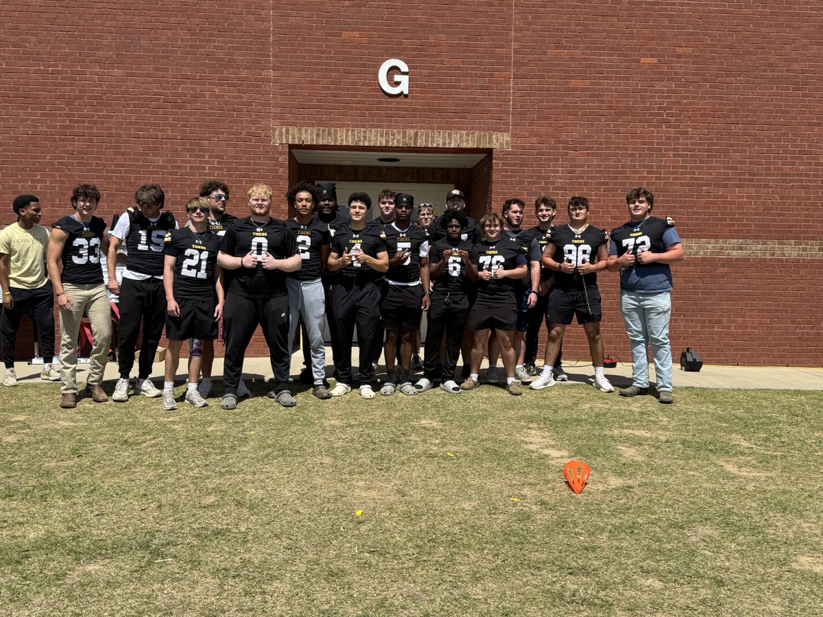 _duanecase's tweet photo. HHS students went to Hernando Hills today to help fire up students for their ELA state tests. I love how our high school students work with our elementary school students. https://t.co/pUxHc6Oqvj