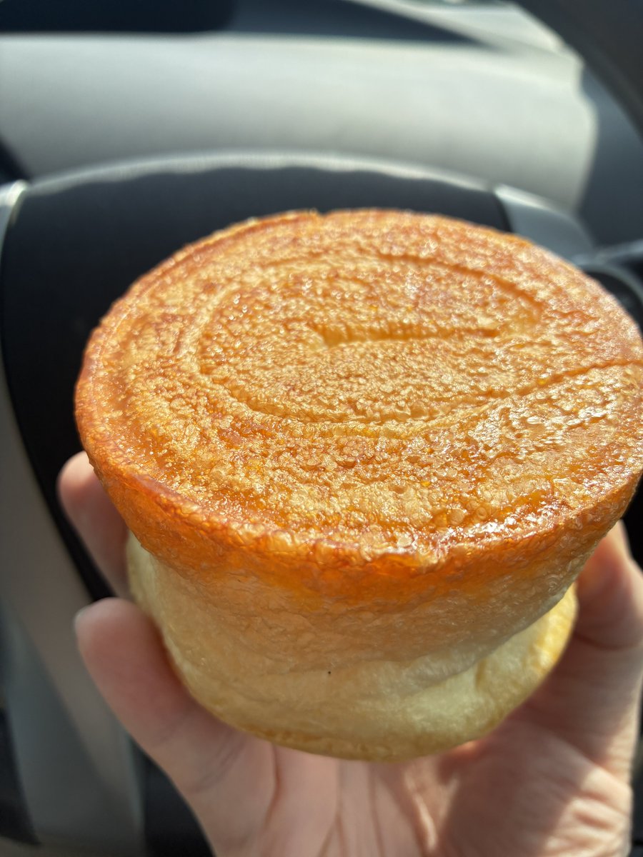 北海道では恐らく唯一。
ヤマザキ製パン運営のベーカリーショップ
【50bakery】にお邪魔しました。

千歳の道の駅【サーモンパーク千歳】の敷地内にあります。

景色の良い場所で食べようと思ったんですが、強風で断念。

おお…スイートロールが鬼ほど美味い…これがヤマザキの本気… 