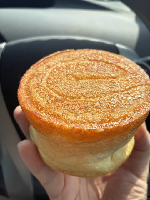北海道では恐らく唯一。
ヤマザキ製パン運営のベーカリーショップ
【50bakery】にお邪魔しました。

千歳の道の駅【サーモンパーク千歳】の敷地内にあります。

景色の良い場所で食べようと思ったんですが、強風で断念。

おお…スイートロールが鬼ほど美味い…これがヤマザキの本気… 