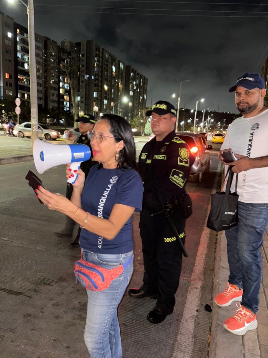 ¡Alameda del Río, aquí estamos!
Seguimos con nuestros patrullajes mixtos en articulación con la <a href="/PoliciaBquilla/">Policía Metropolitana de Barranquilla</a> у el <a href="/Ejercito_Div1/">Primera División del Ejército Nacional</a> socializando las recomendaciones de prevención de hurto y extorsión.