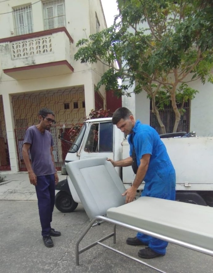 Camillas, muletas, andadores y otros insumos médicos donados a los #CDRCuba por el Hermanamiento Nou Barris, de Barcelona, fueron entregados hoy al Hospital Ortopédico "Frank País" de esta capital. #Cuba #CDRCuba #CubaNoSeRinde