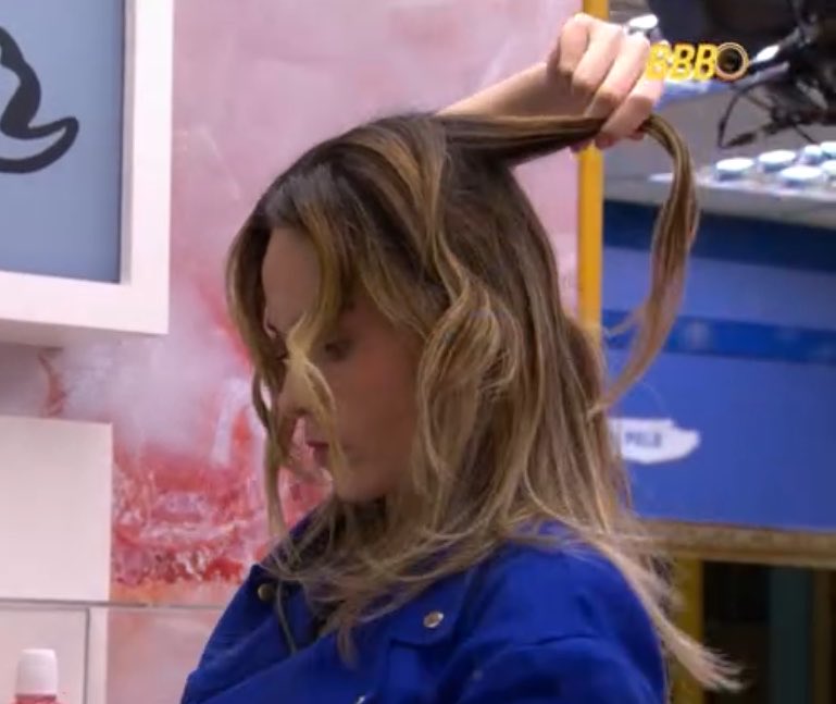 darknesspam's tweet image. atenção 
ana paula fez babyliss SO QUE esqueceu a parte de trás KKKKKKKKKKKKK
#bbb